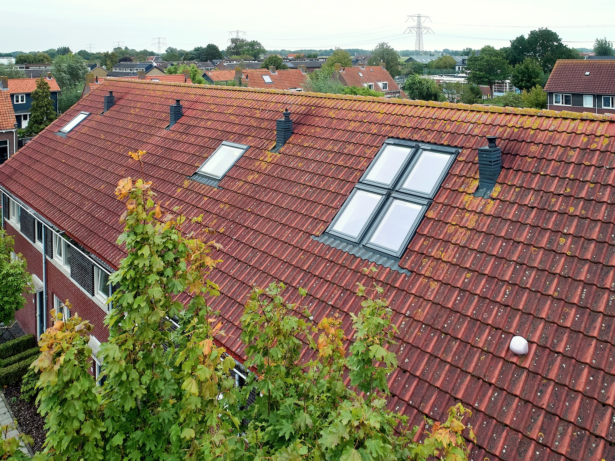 Dak van Dylans woning met een Quattro VELUX dakraamcombinatie.