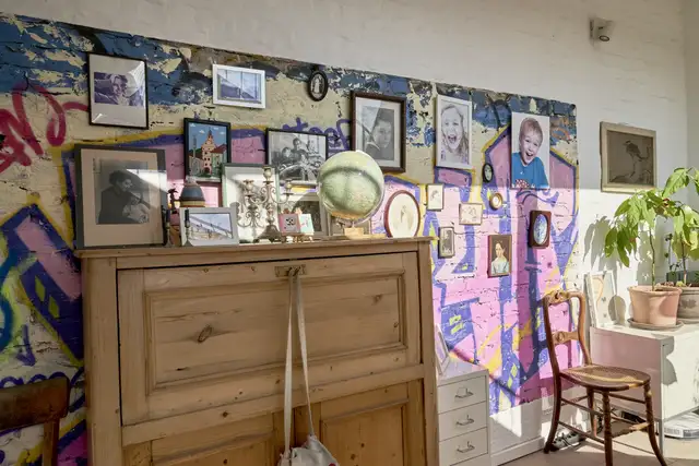 Galeria zdjęć rodzinnych na tle kolorowego graffiti. 