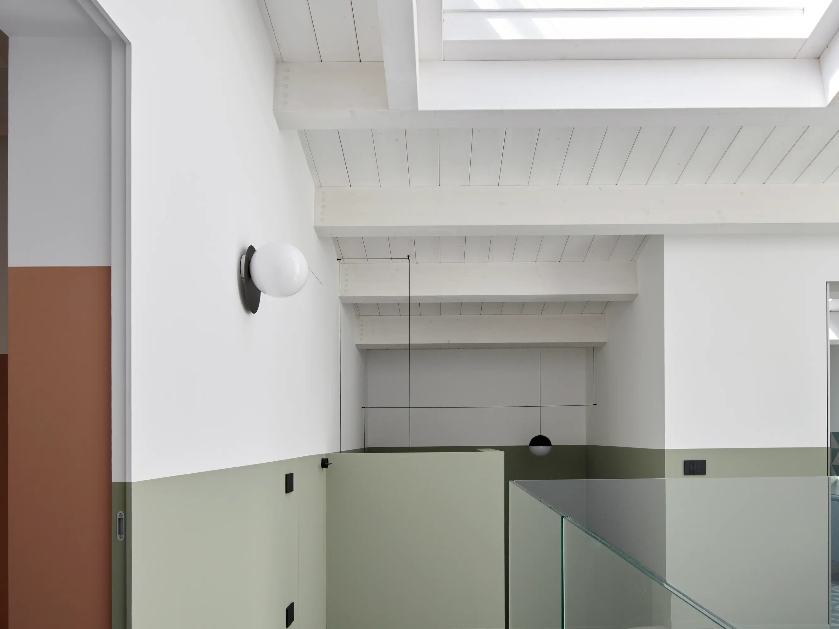 Bureau à domicile moderne et lumineux avec fenêtre de toit VELUX et décoration minimaliste.