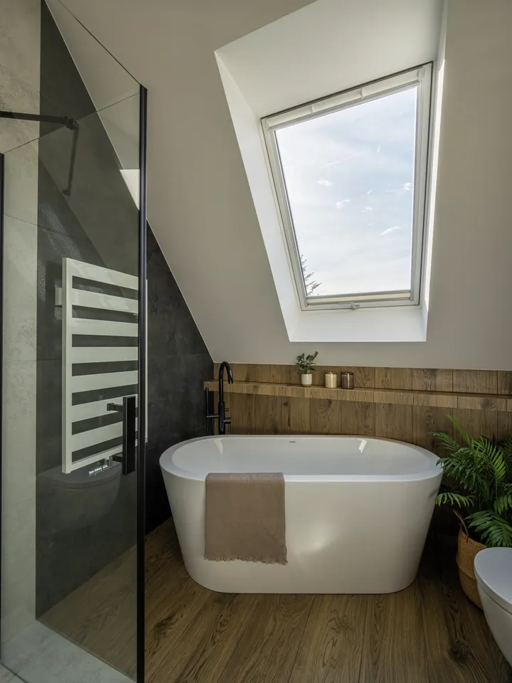 Japanische Ofuro-Badewanne in Nische unter Dachschräge mit Dachfenster | VELUX Magazin