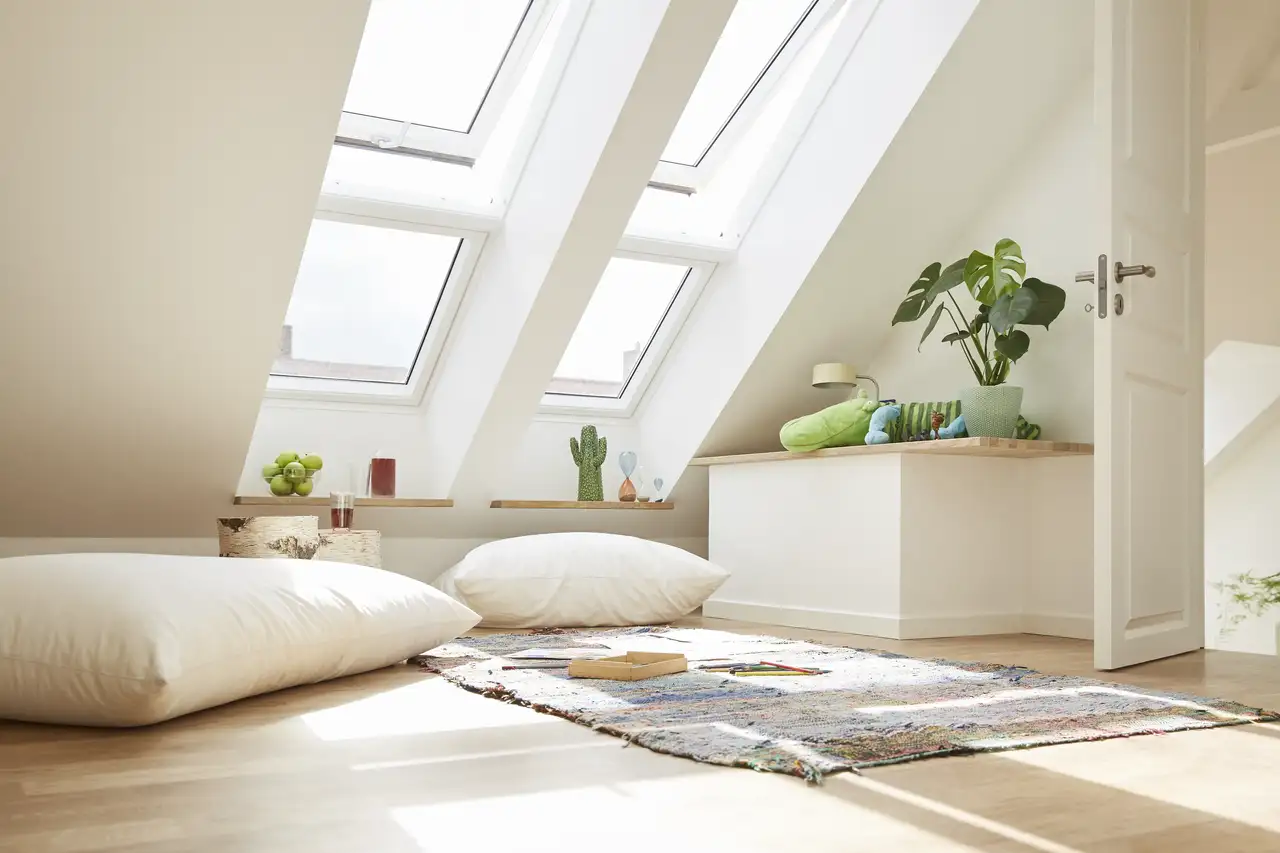 fenêtres de toit VELUX dans une chambre sous les toits