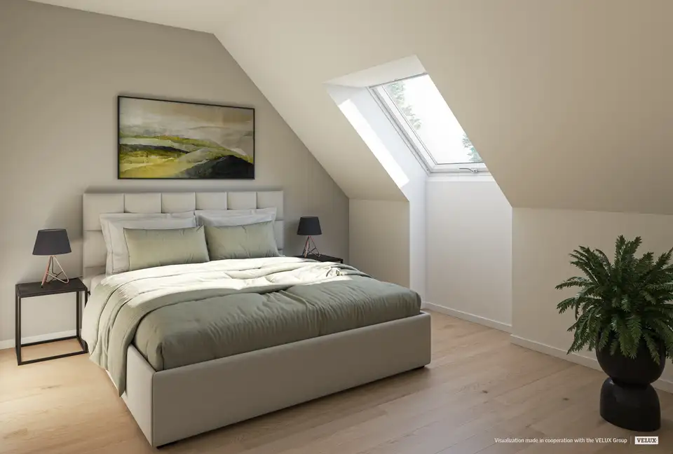 Chambre lumineuse avec fenêtre de toit, lampe de chevet et abat-jour noir