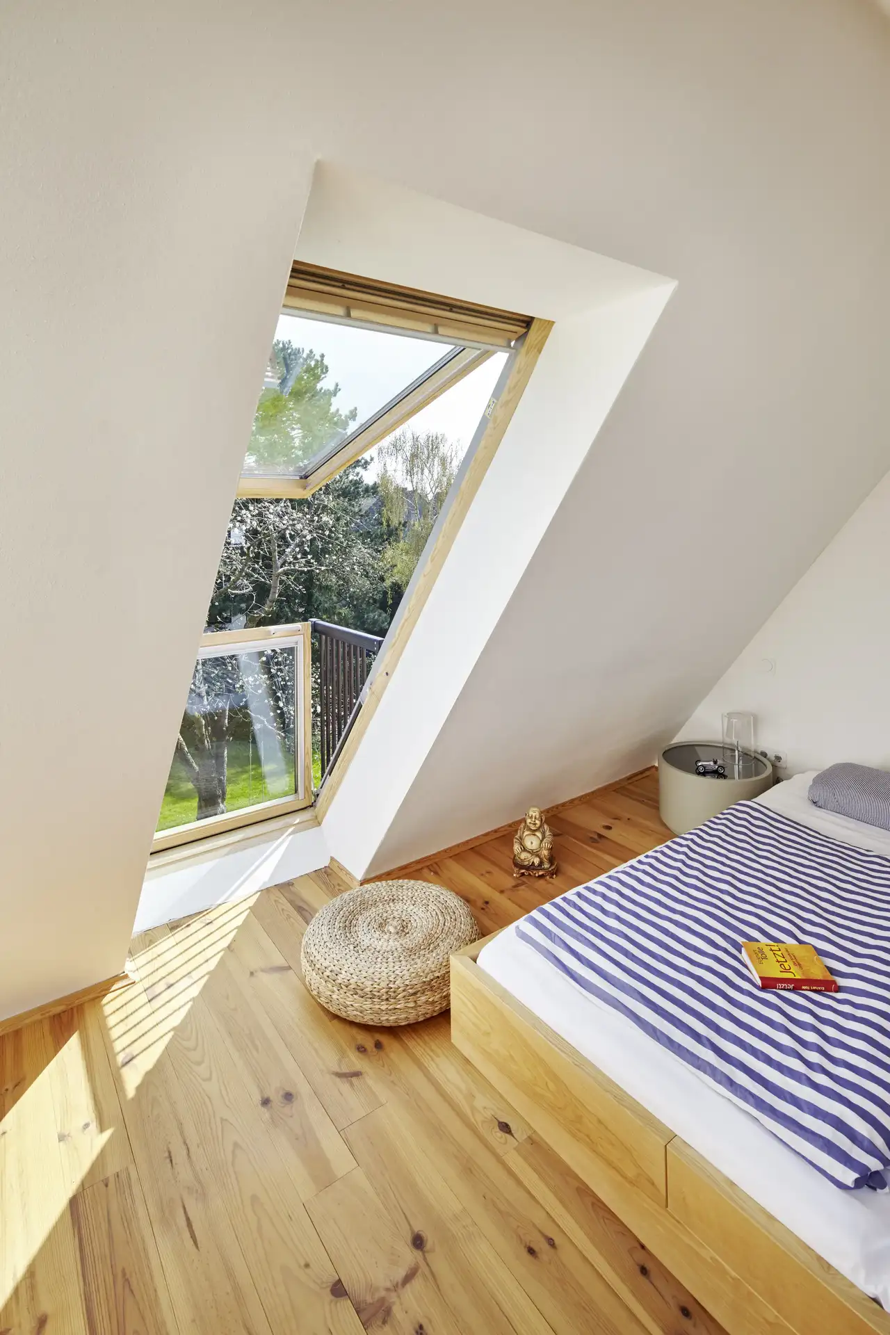 Japandi-Schlafzimmer mit Holzdielen und minimalistischem Bettrahmen | VELUX Magazin