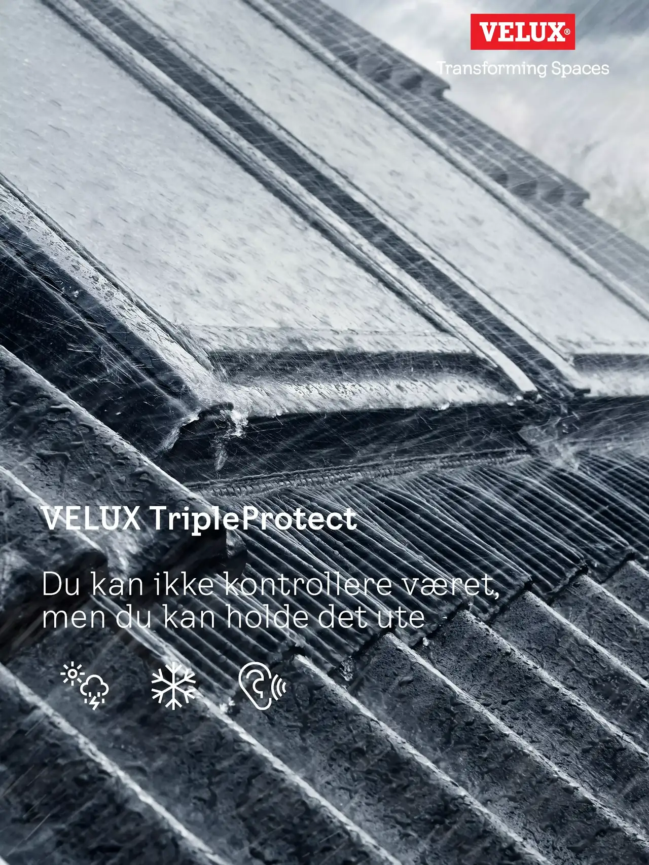Nahaufnahme eines VELUX TripleProtect Dachflächenfensters, das starkem Regen standhält und so seine Langlebigkeit symbolisiert.