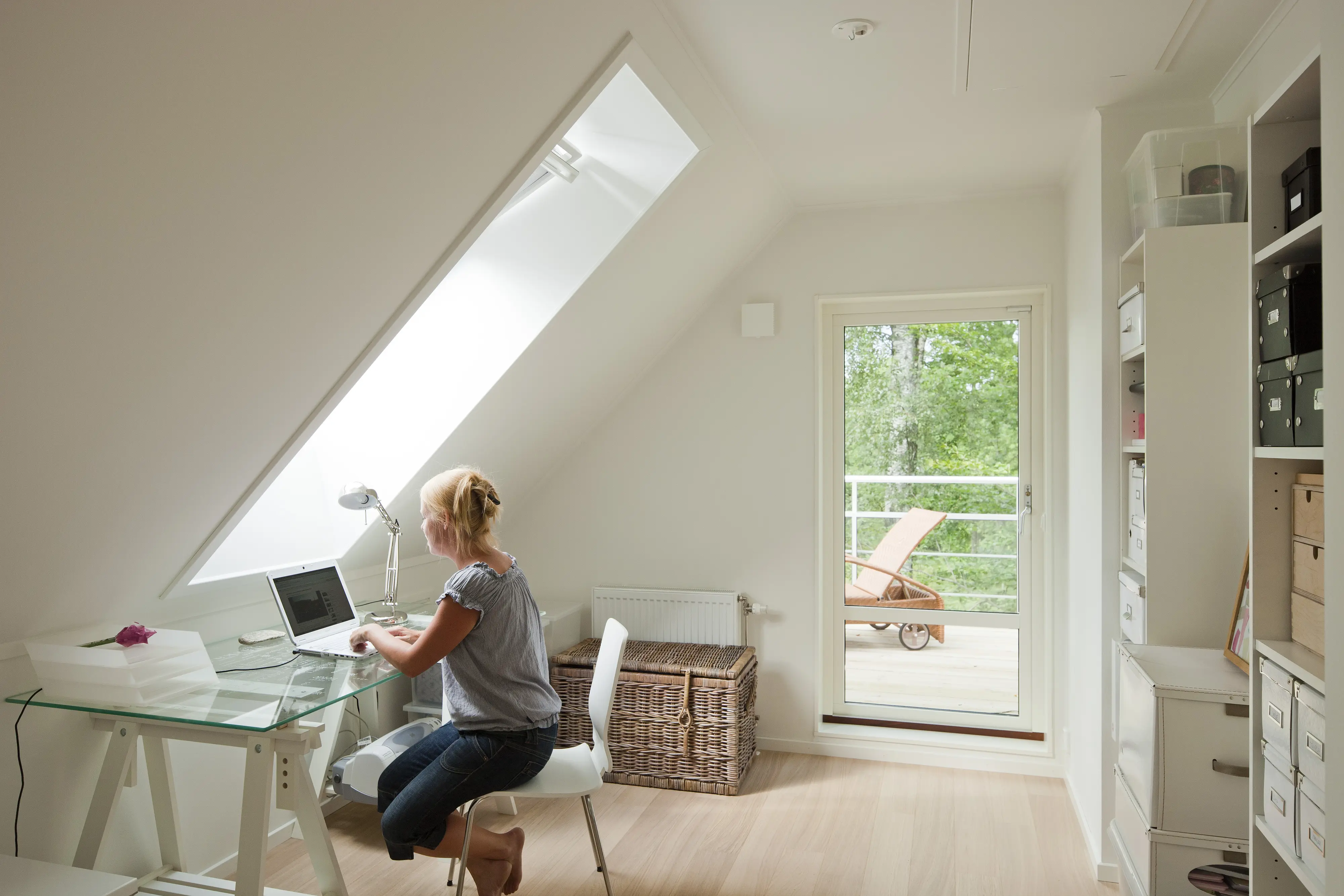 jeune femme dans son bureau à la maison