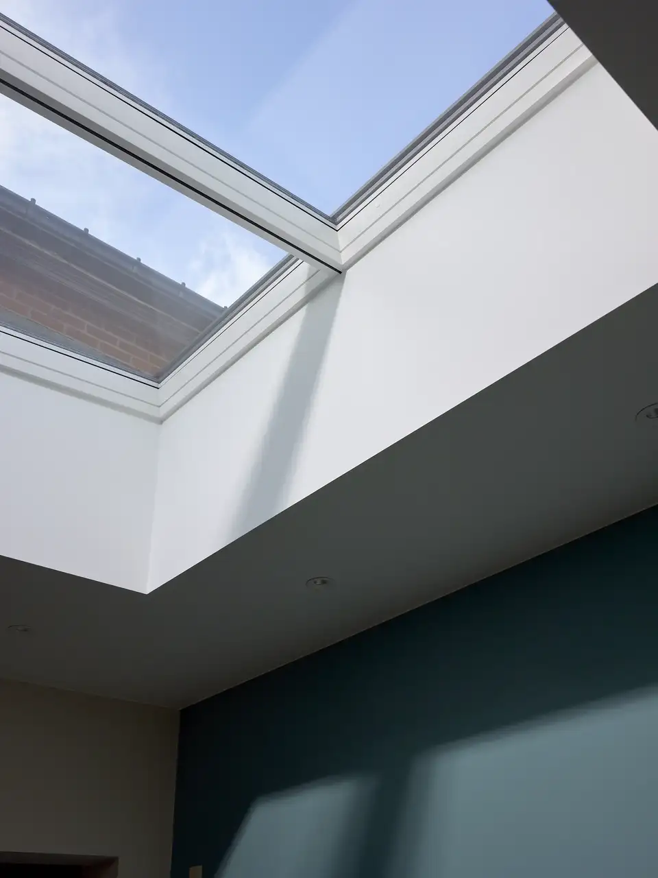 Pastel mavi duvar ve VELUX çatı penceresi
