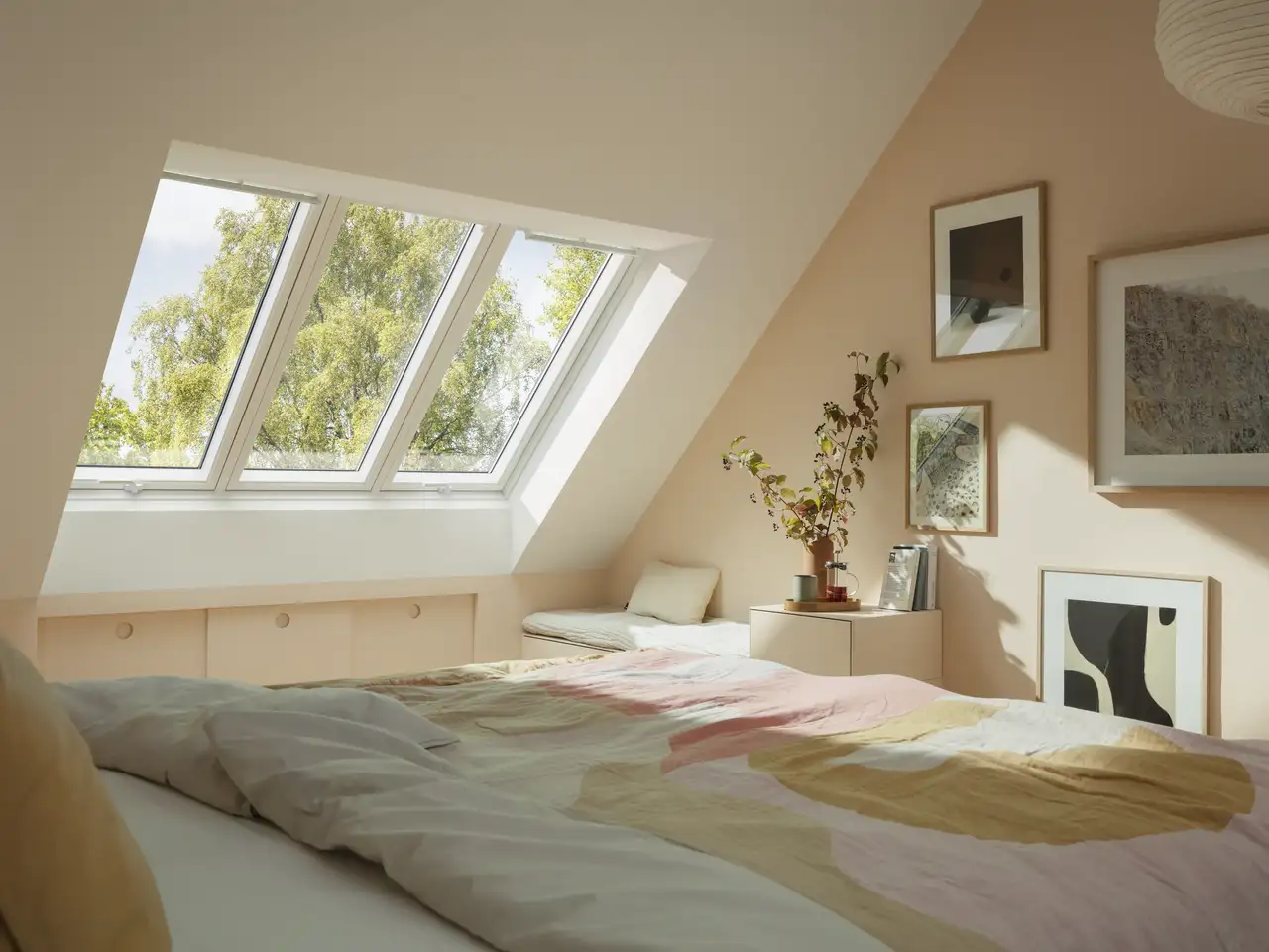 Camera da letto luminosa con lucernari e murales | Rivista VELUX