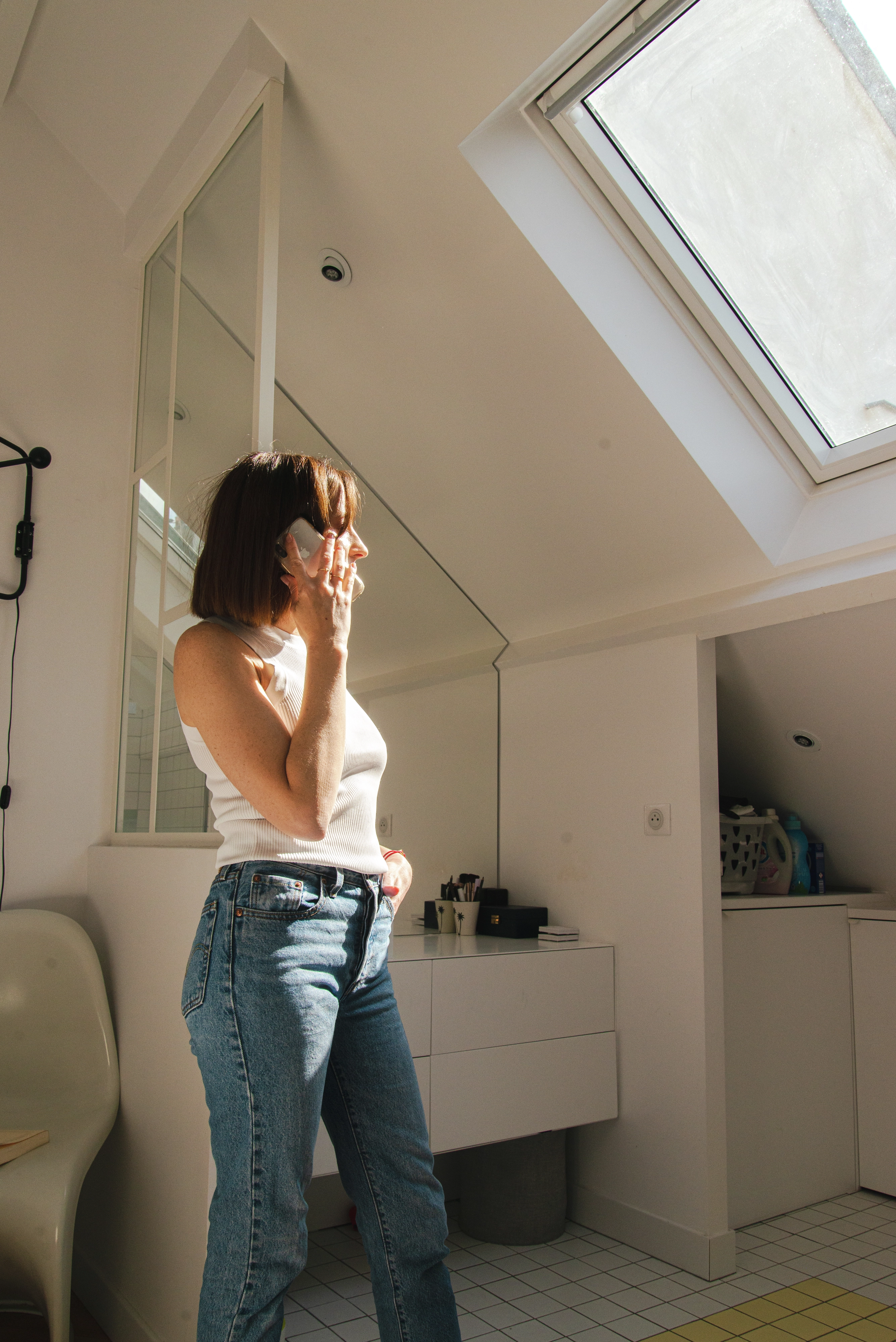 Bēniņu istaba ar slīpiem griestiem un VELUX jumta logu, gaiša un plaša.