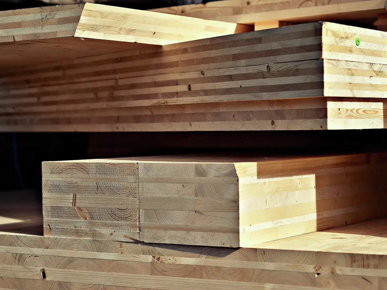 Gros plan sur des blocs de bois issus de la sylviculture durable | Magazine VELUX