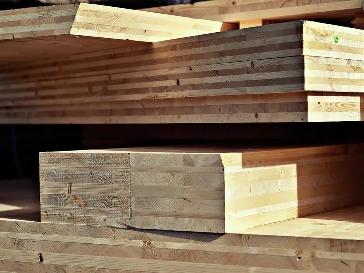 Nahaufnahme Holzblöcke aus nachhaltiger Forstwirtschaft | VELUX Magazin 