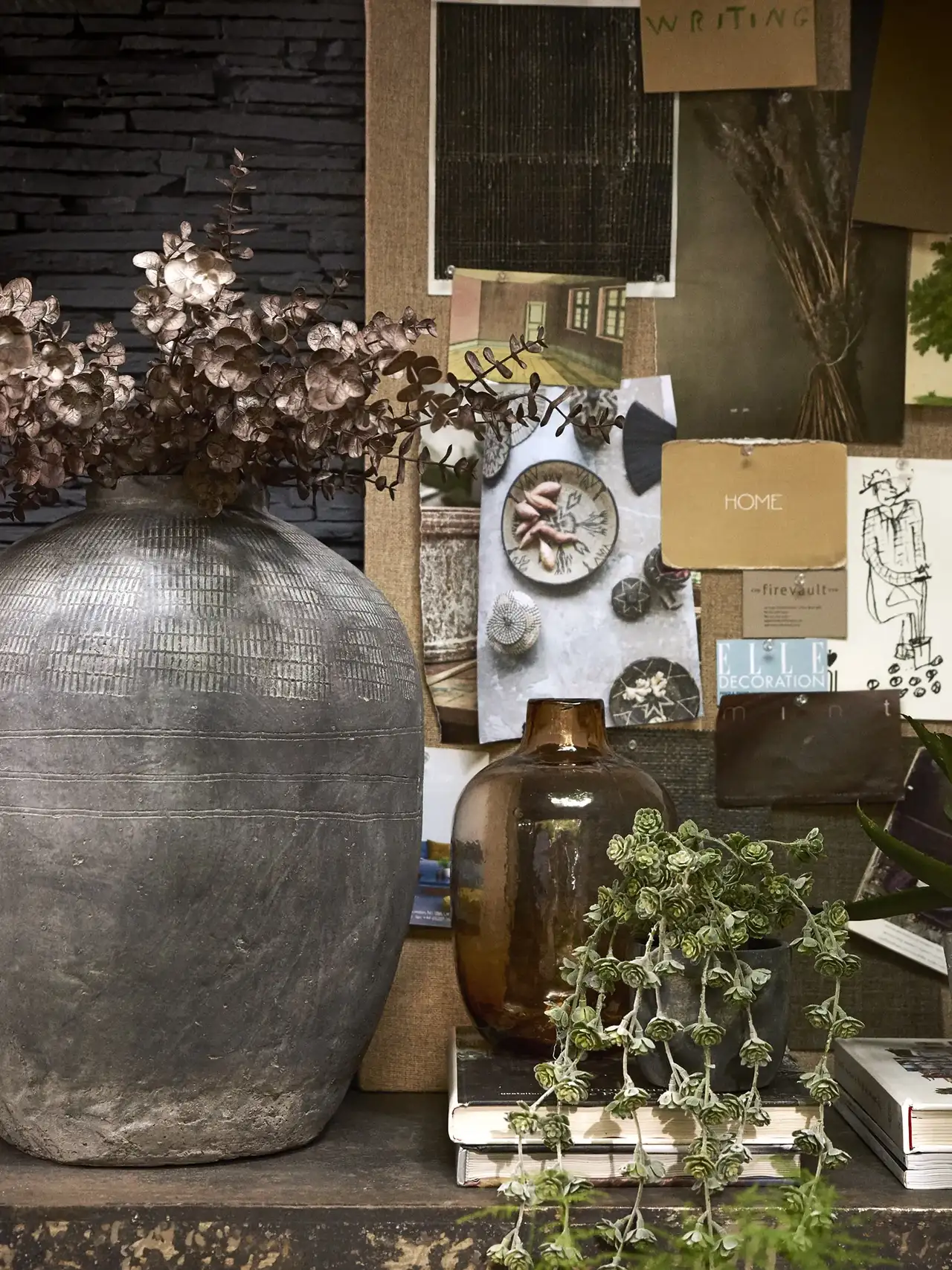 Große Vase in Erdtönen vor Bildercollage | VELUX Magazin