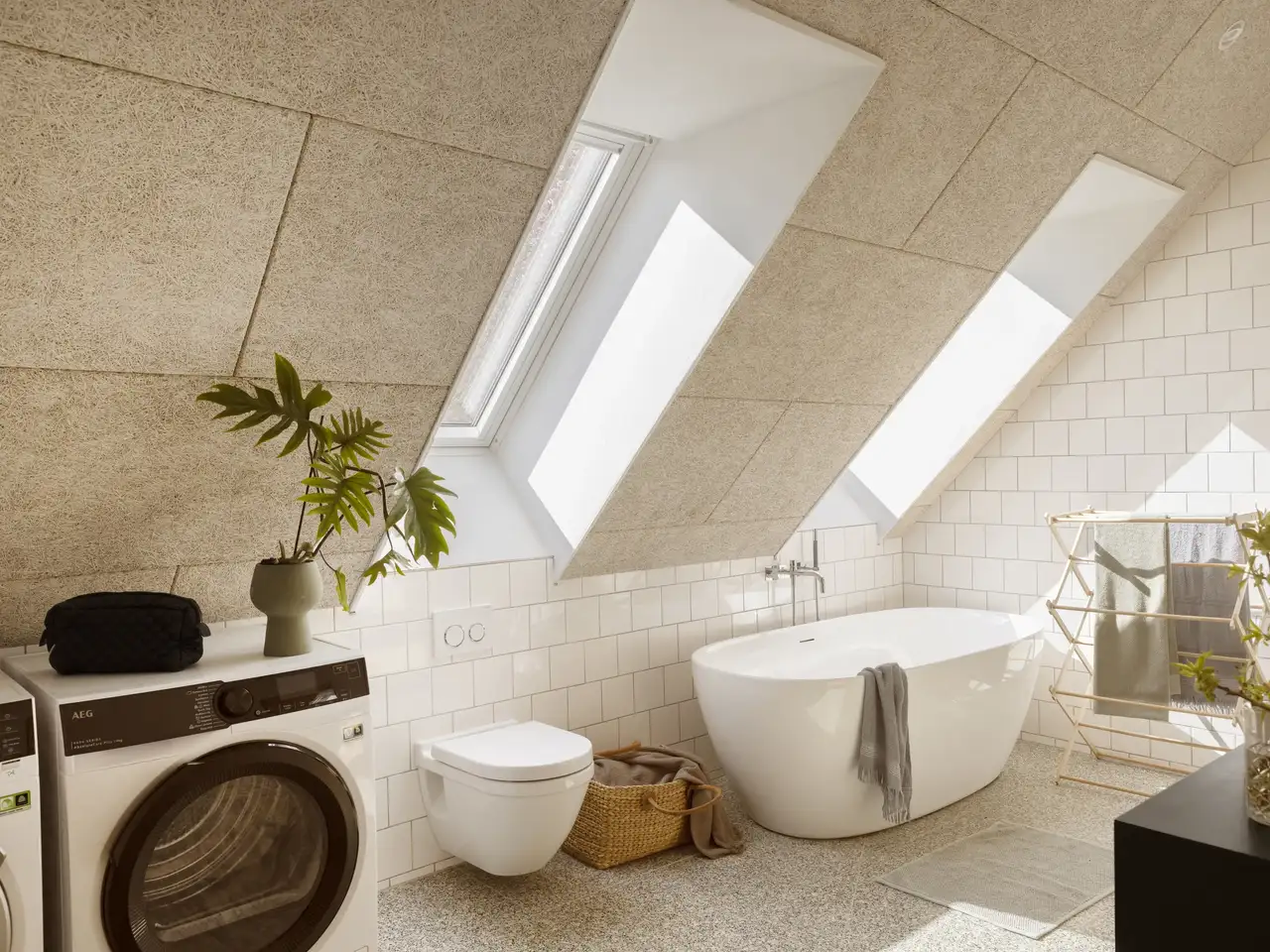 coin buanderie dans une grande salle de bains avec deux fenêtres de toit VELUX côte à côte