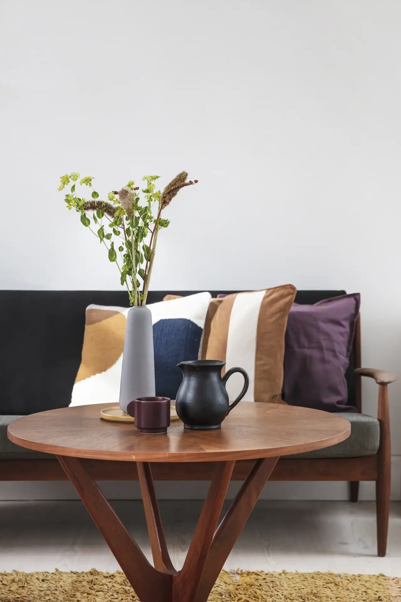 Wohnzimmer mit rundem Holztisch im Retro-Stil | VELUX Magazin