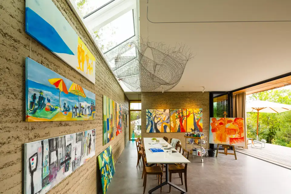 Nuova costruzione di un atelier in terra battuta – un rifugio creativo in sintonia con la natura