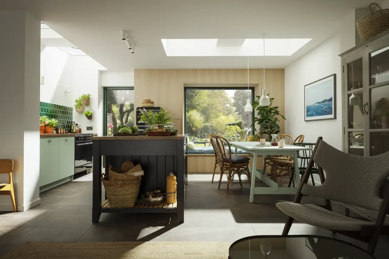 Offene Küche mit Flachdach-Fenstern und Tageslichteinfall | VELUX Magazin