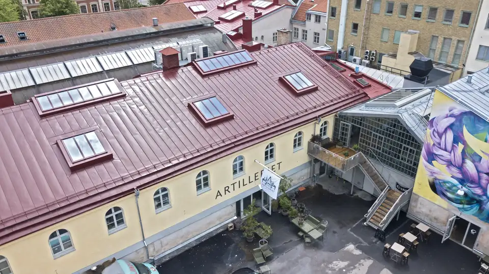 Edificio con tetto in acciaio e finestre per tetti