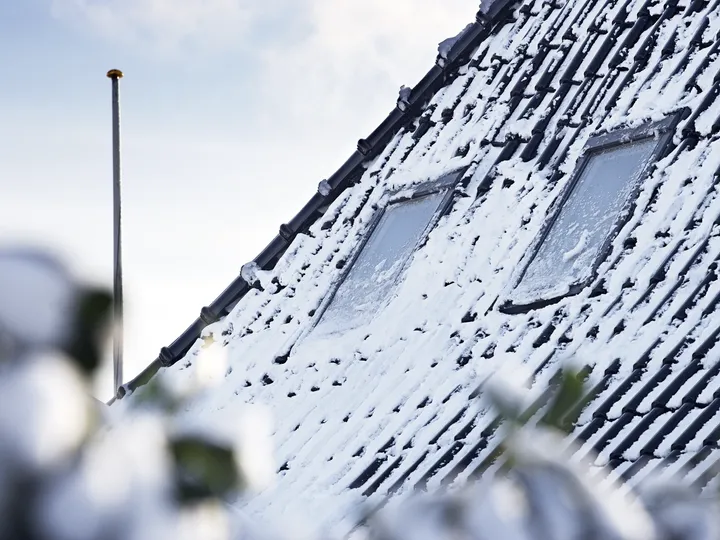 Schneebedecktes Dach mit zwei Dachfenstern | VELUX Magazin