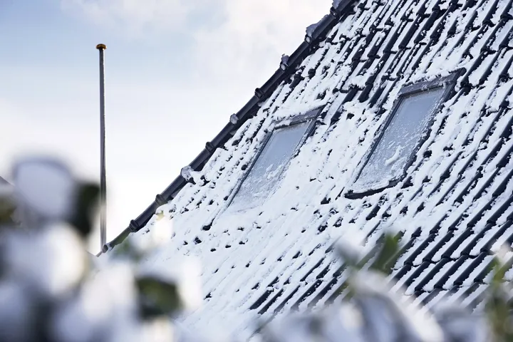 Schneebedecktes Dach mit zwei Dachfenstern | VELUX Magazin