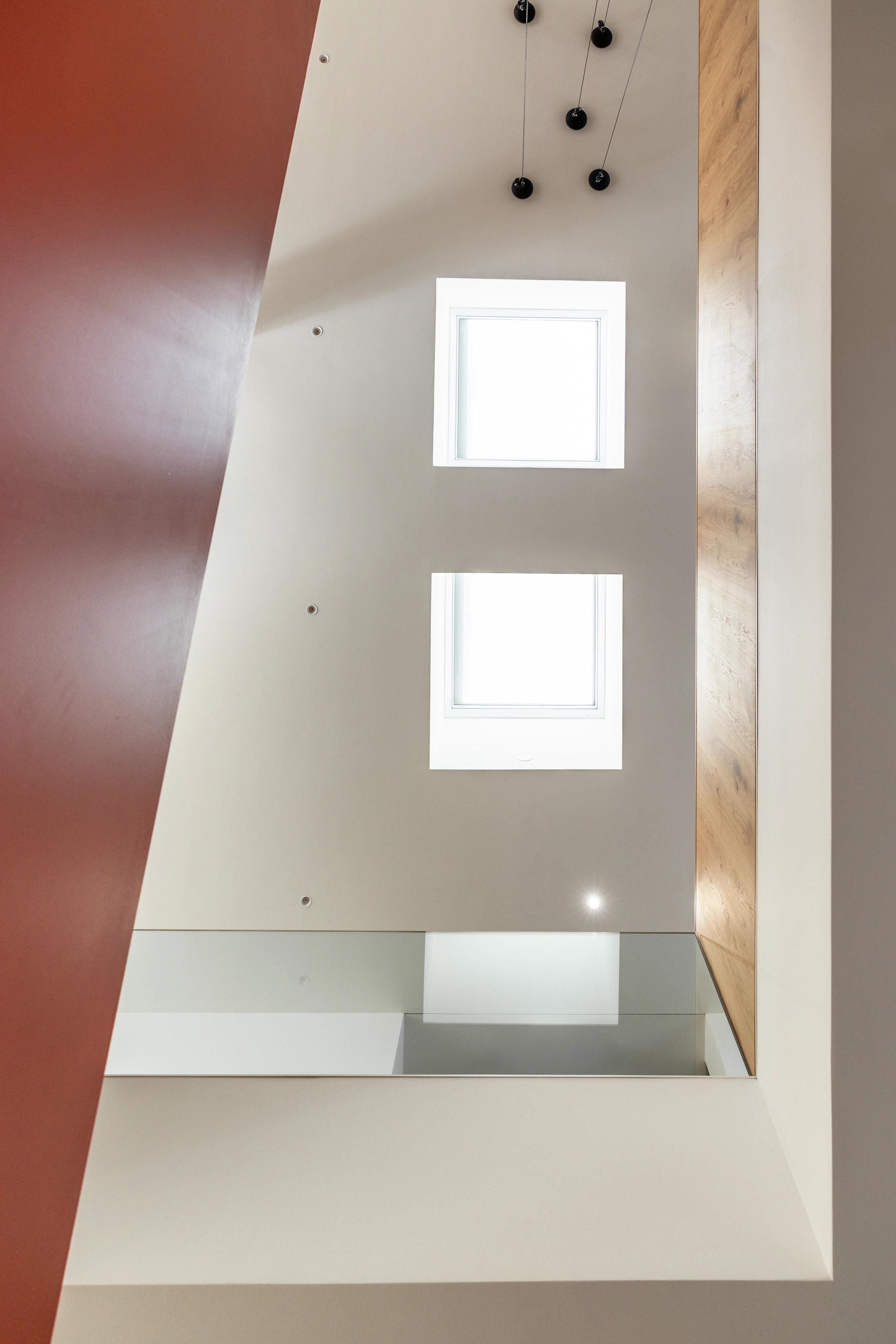 Půda se šikmým stropem a dvěma střešními okny VELUX, moderní design