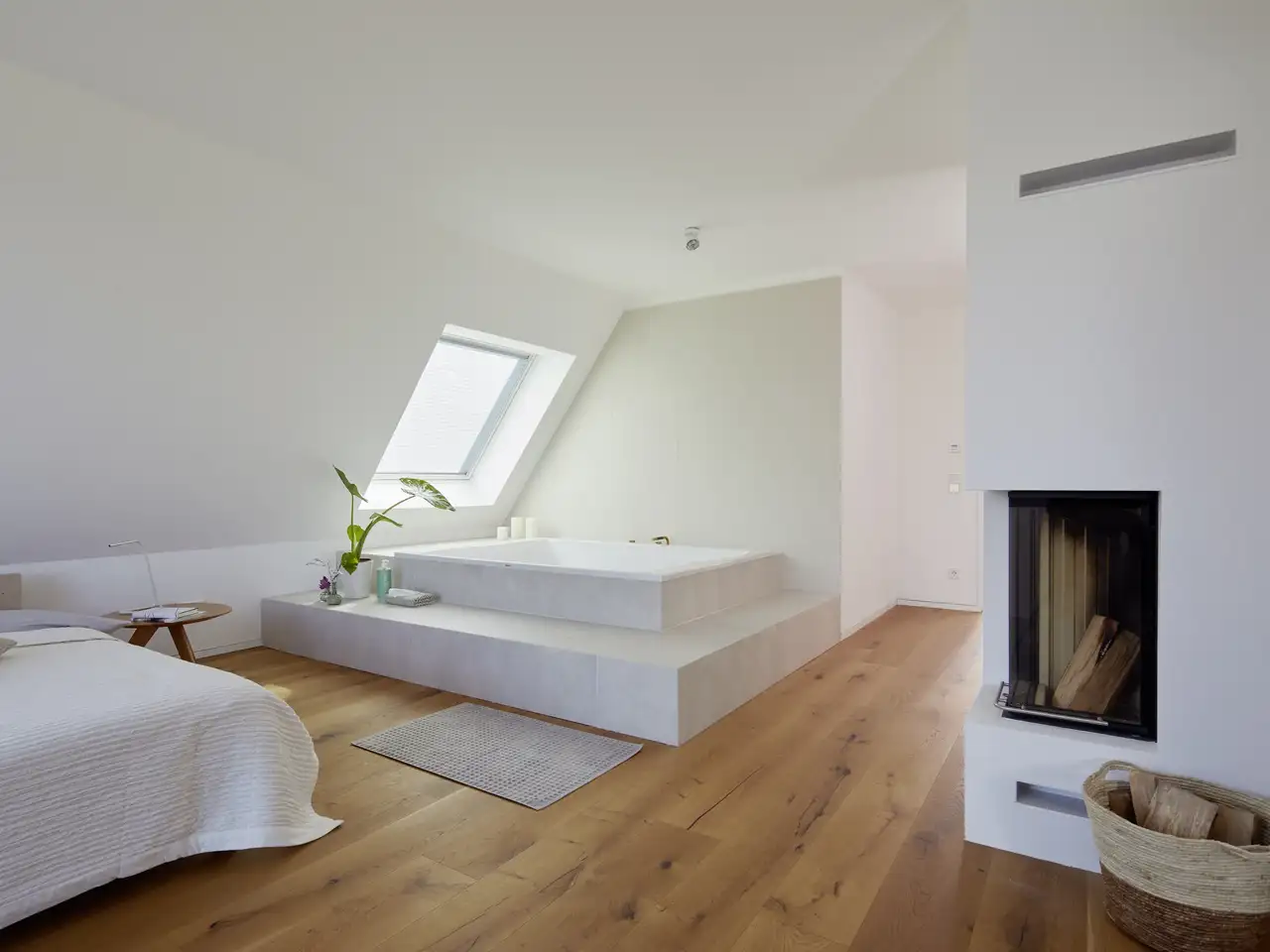 Offener Kamin im modernen Schlafzimmer mit angrenzender Badewanne | VELUX Magazin