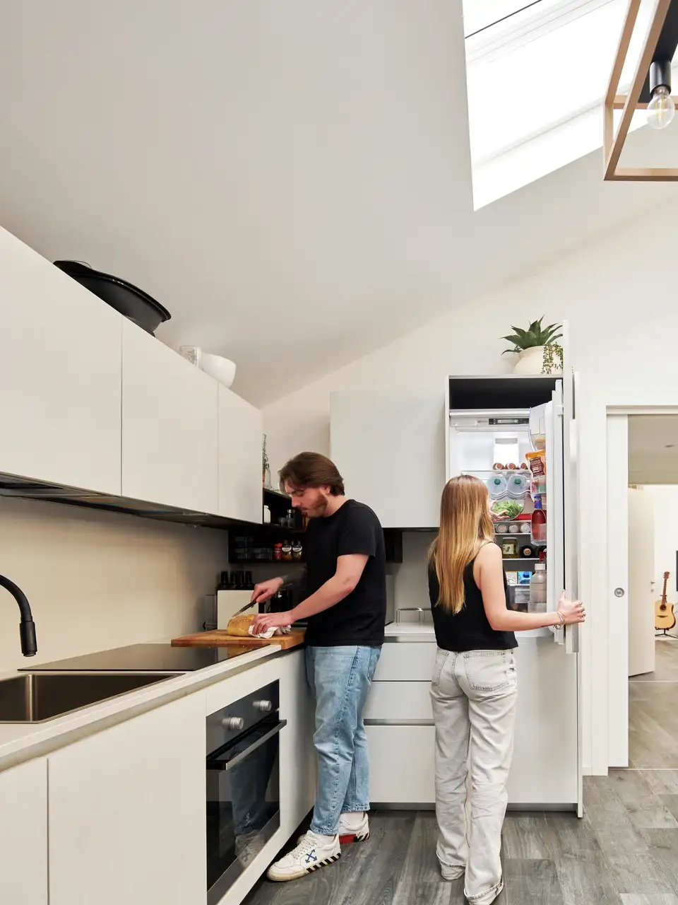 cuisine lumineuse grâce aux fenêtres de toit