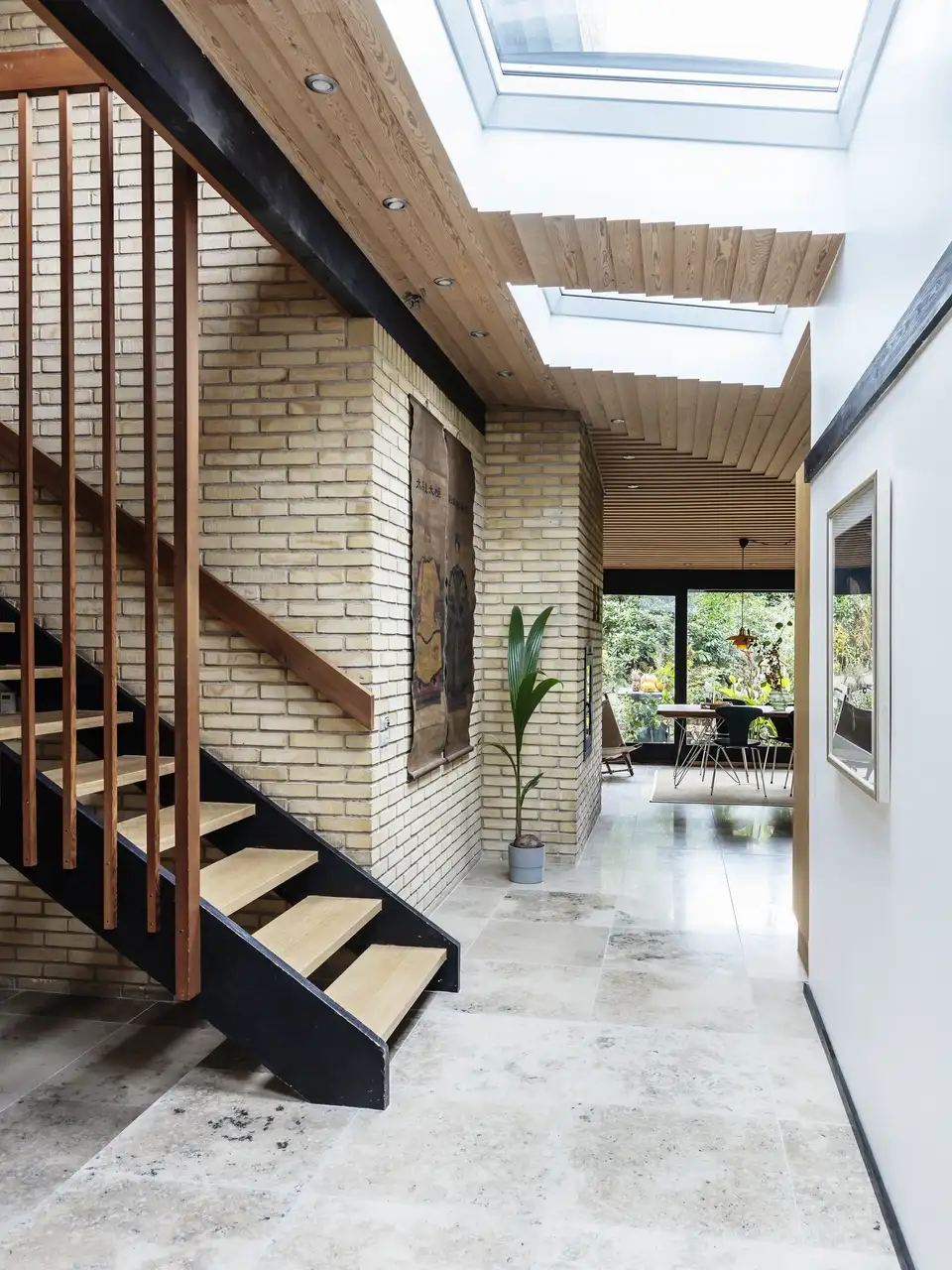 parement en briques dans un escalier en bois