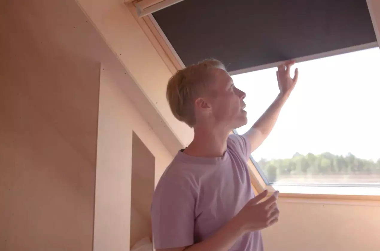 Woman explaining how to use blinds for a good nights sleep