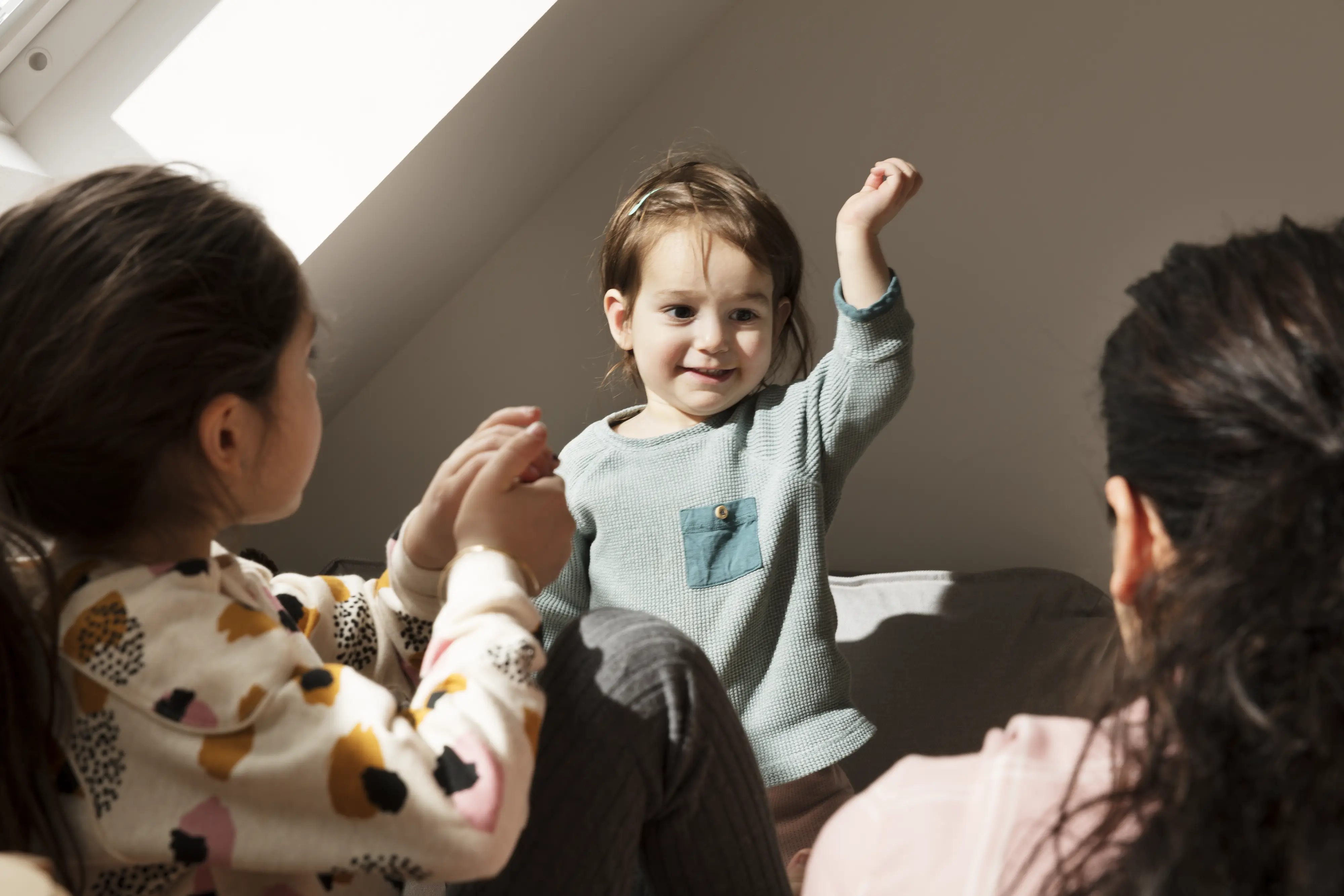 Podkrovná izba so šikmým stropom a strešným oknom VELUX, rodinné stretnutie.