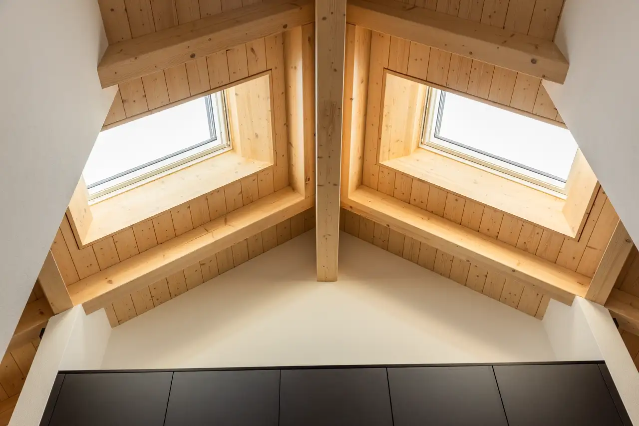 plafond mansardé en bois et fenêtres de toit VELUX