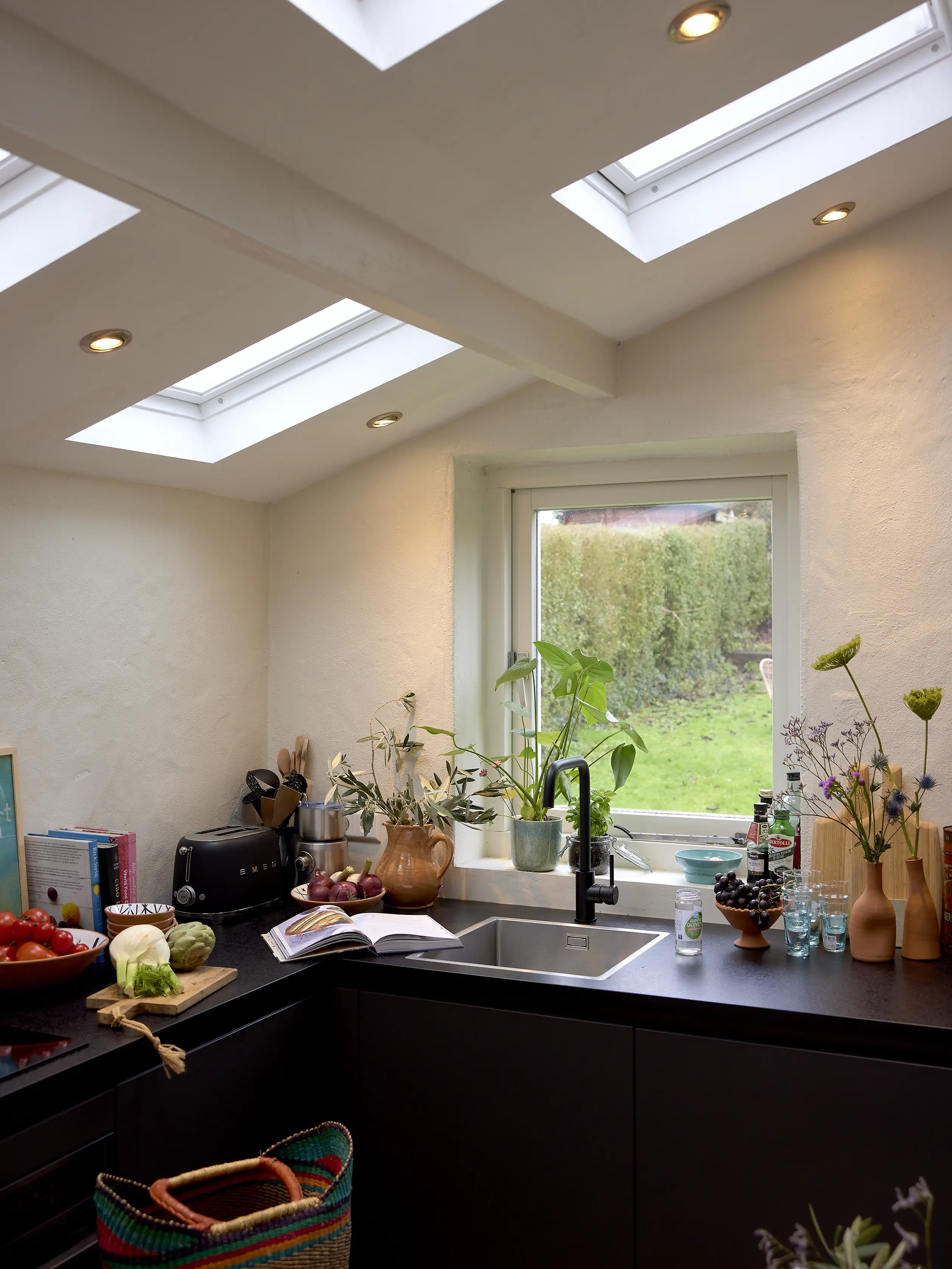 cuisine d'une maison de campagne éclairée par des fenêtres de toit VELUX