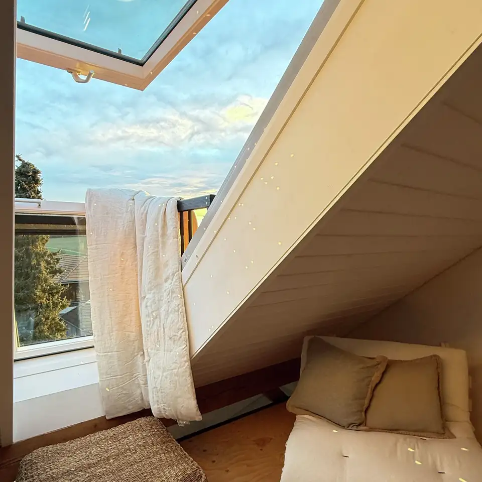 Edredón ventilándose en una ventana balcón VELUX