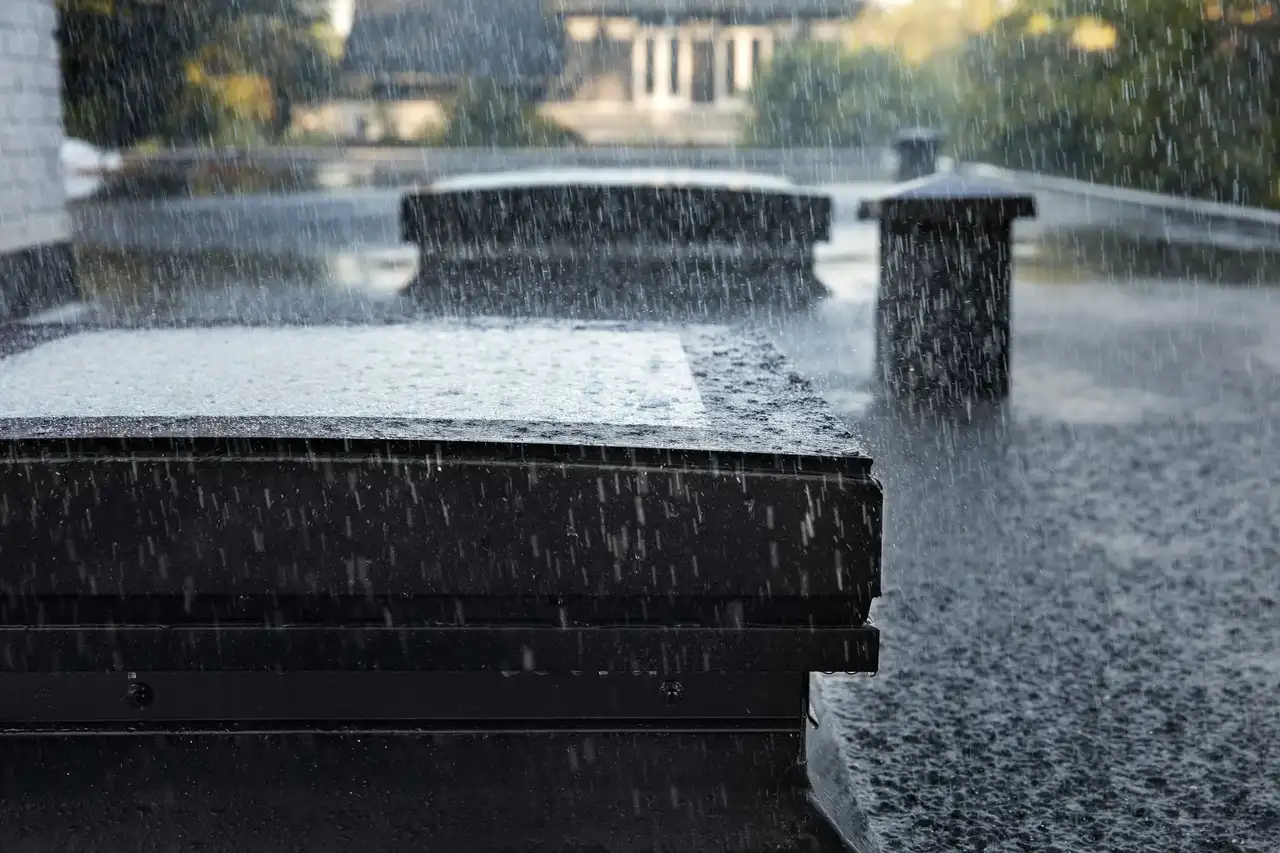 Flachdachentlüfter und Lichtkuppeln auf Privathaus bei Regen | VELUX Magazin