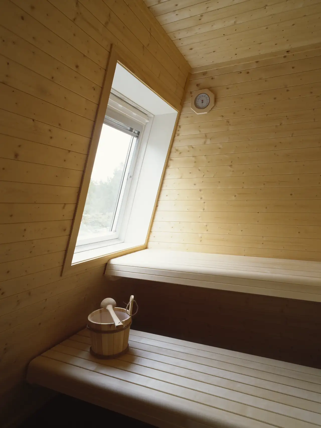 Sauna con tetto spiovente e piccolo lucernario | Rivista VELUX