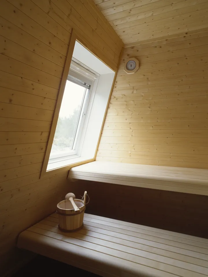 Sauna mit Dachschräge und kleinem Dachfenster | VELUX Magazin