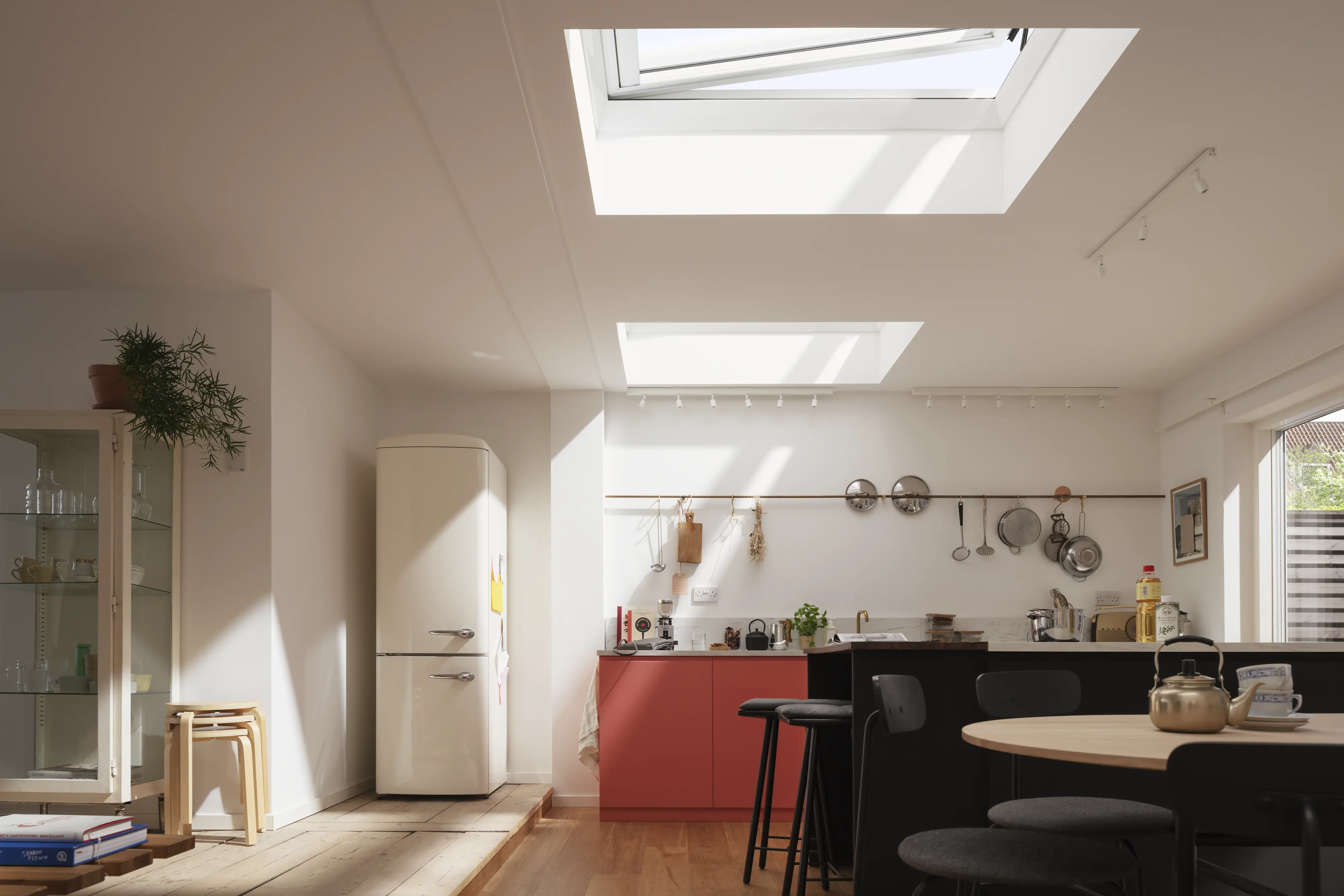 Wanneer het mooie weer zich aankondigt, biedt VELUX dankbare oplossingen om uw woning te tranformeren in een oase van frisheid.