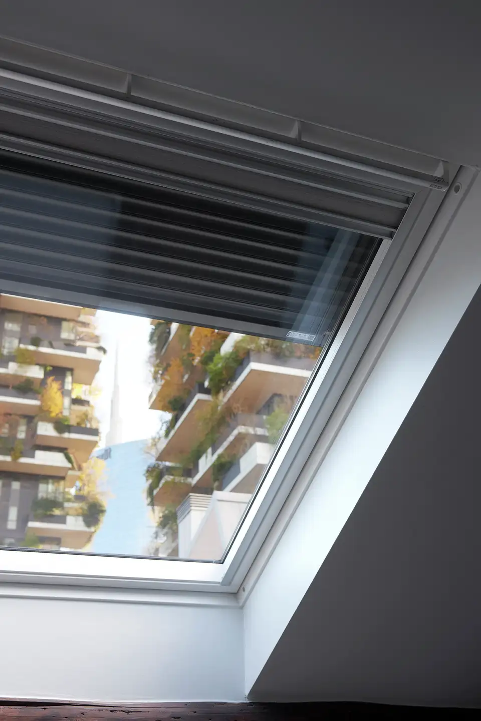 Bijna volledig geopend dakraam met aluminiumrolluik 
