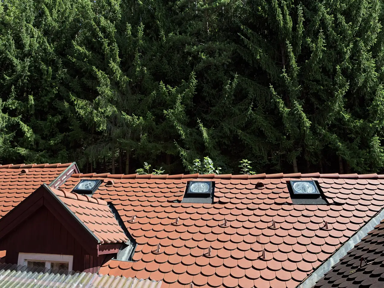 toiture en tuiles avec fenêtres de toit VELUX, montrant une noue métallique (solin de noue) entre deux pans de toit pour l’évacuation de l’eau