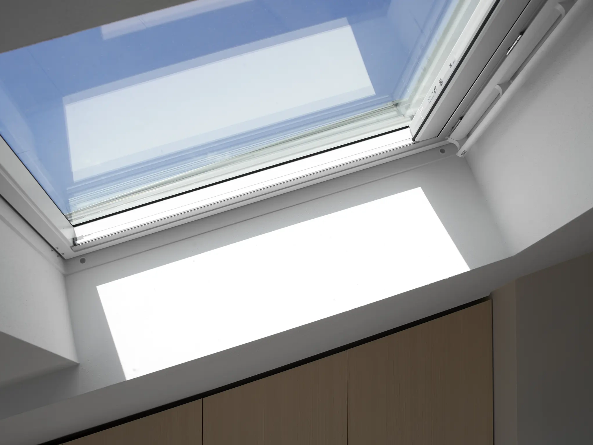 Finestra per tetti VELUX bianca illumina sottotetto con armadio spiovente