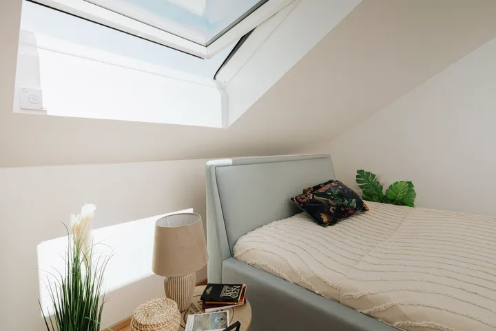 Ložnice v podkroví s postelí pod střešním oknem VELUX | VELUX