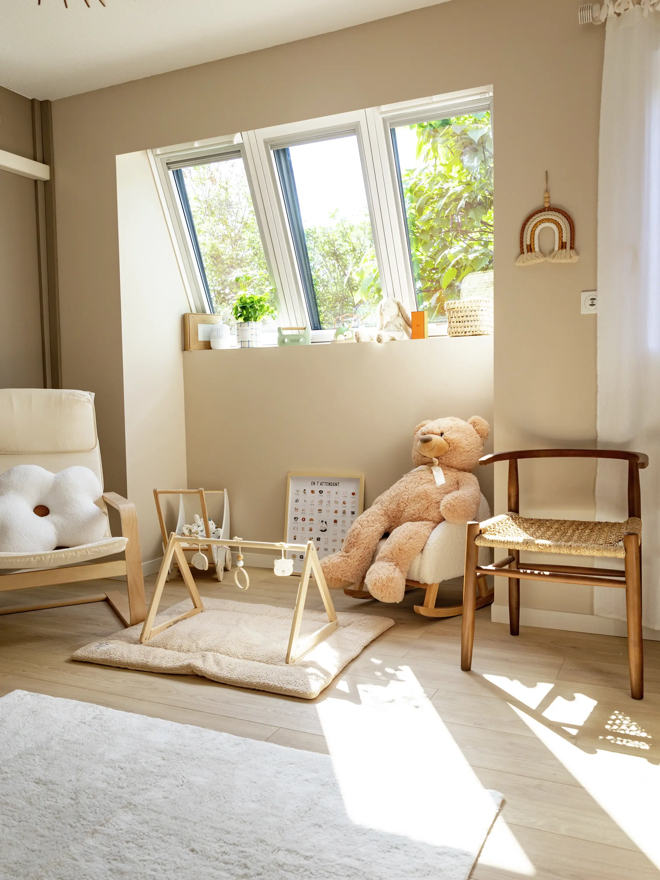 Chambre d'enfant ensoleillée avec ours en peluche et meubles en bois.