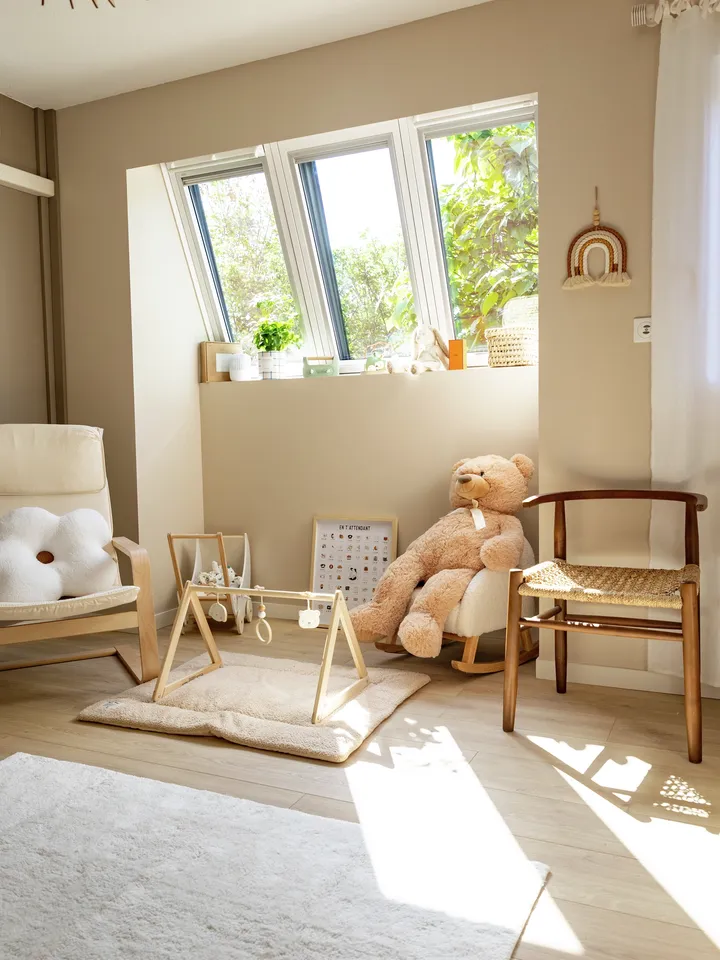 Sončna otroška soba s plišastim medvedkom in lesenim pohištvom.| VELUX