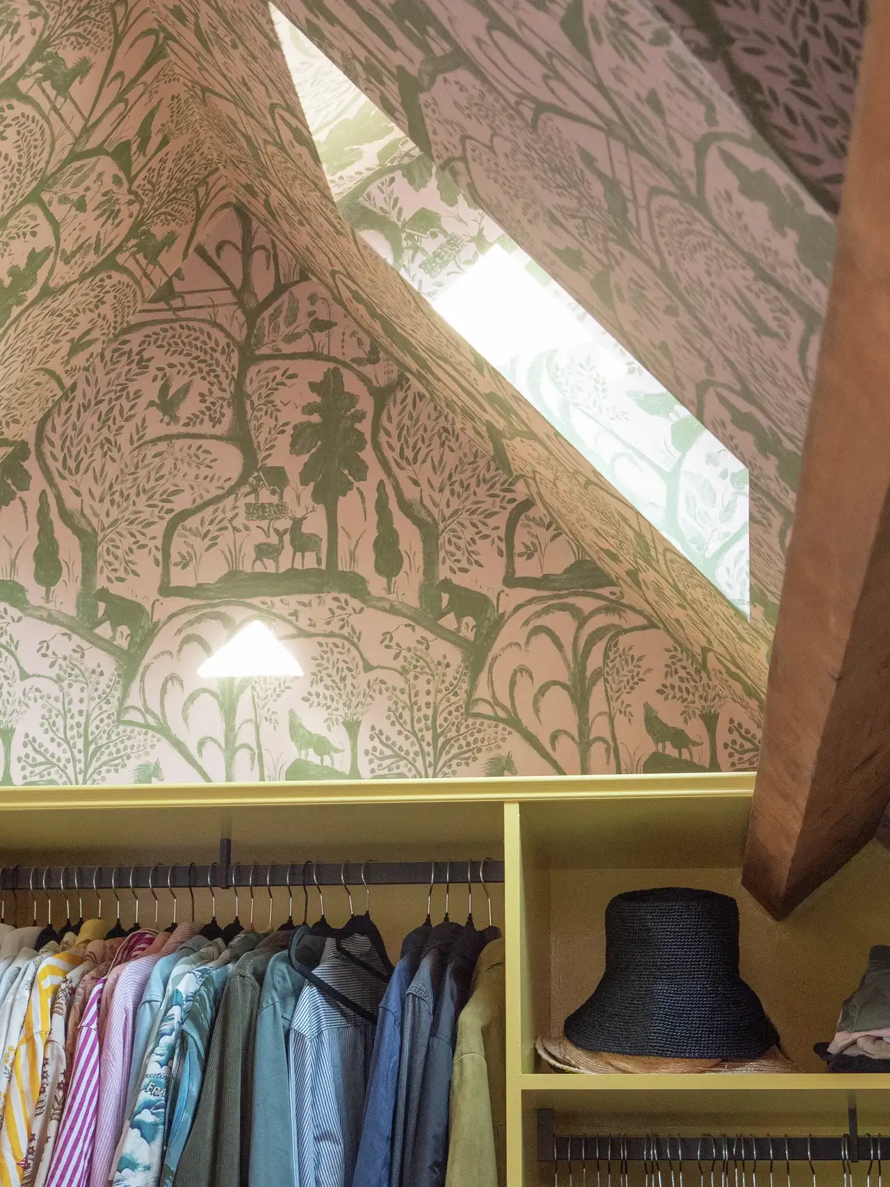 Dressing sous combles avec fenêtre de toit et papier peint floral