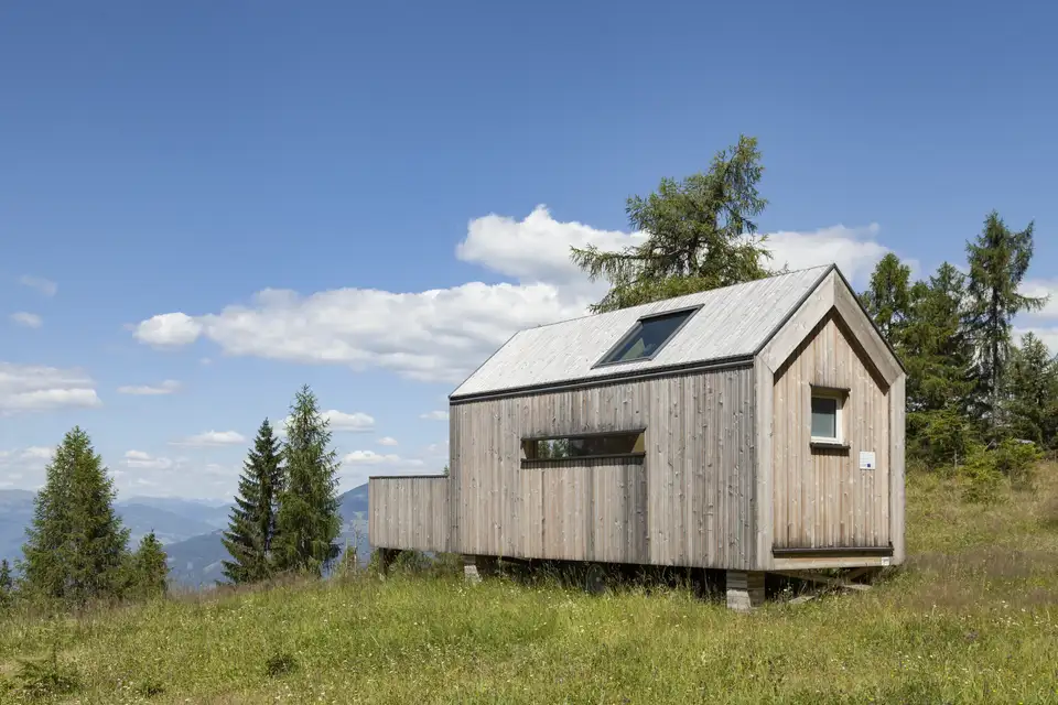 petit chalet de montagne contemporain en bois avec fenêtre de toit VELUX