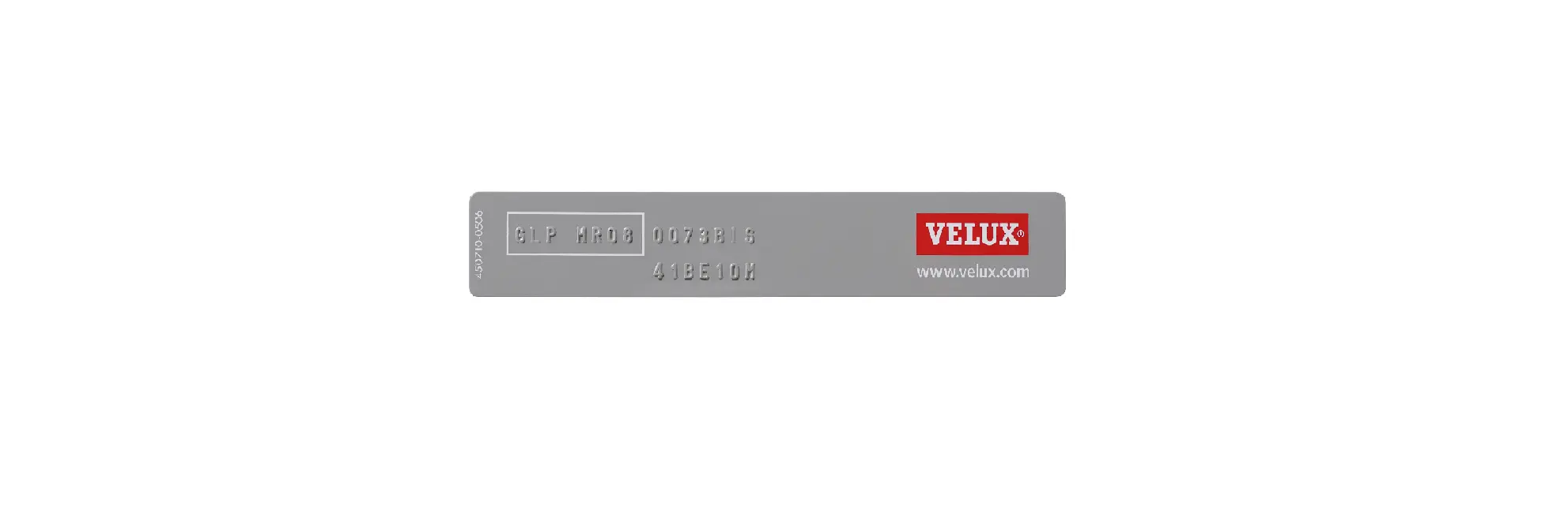 gros plan d'une étiquette produit VELUX avec code en relief et logo