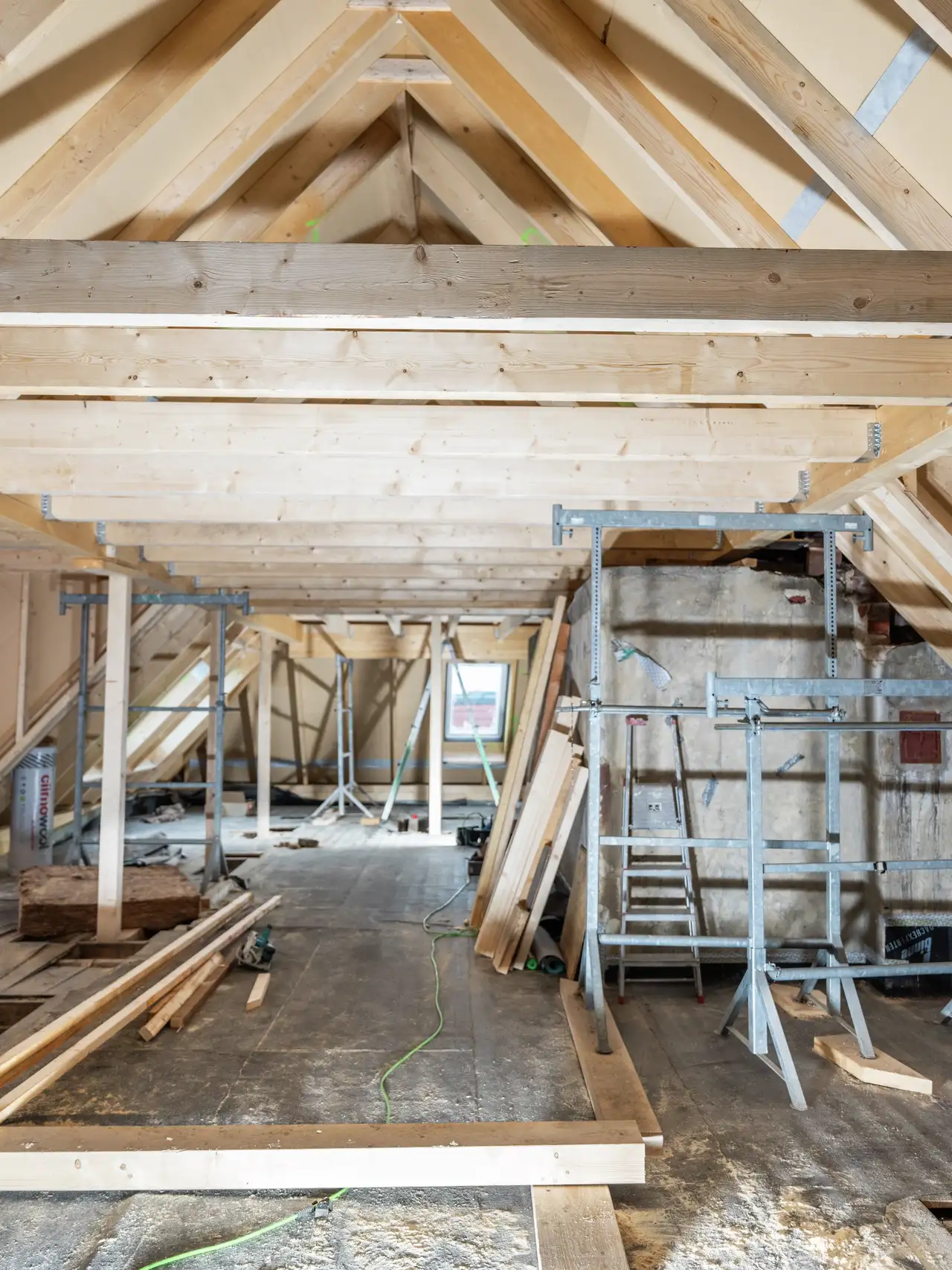 charpente de maison en pleine rénovation - VELUX 