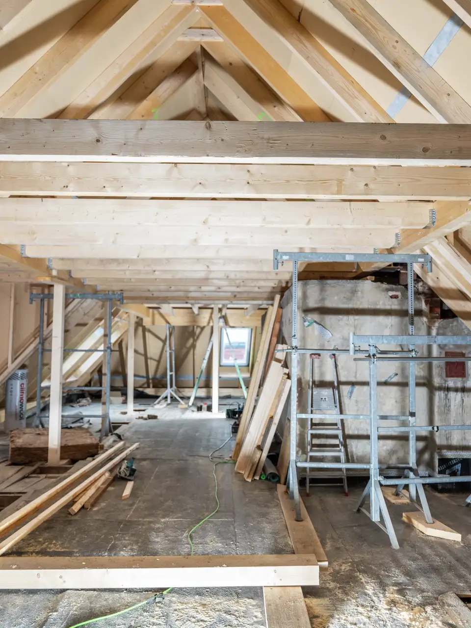 charpente de maison en pleine rénovation - VELUX