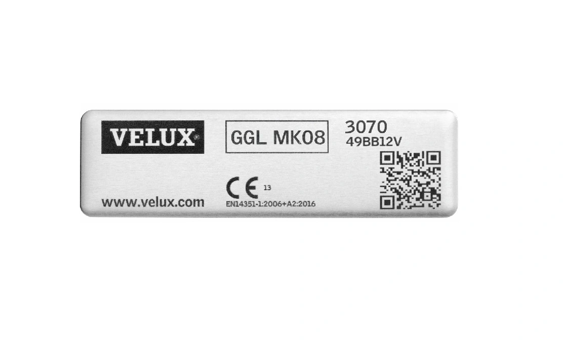 gros plan de l'étiquette d'une fenêtre de toit VELUX avec numéro de modèle et QR code