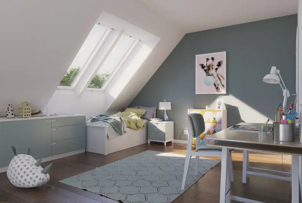 Spazio sotto il tetto spiovente con un letto basso per bambini e una scrivania