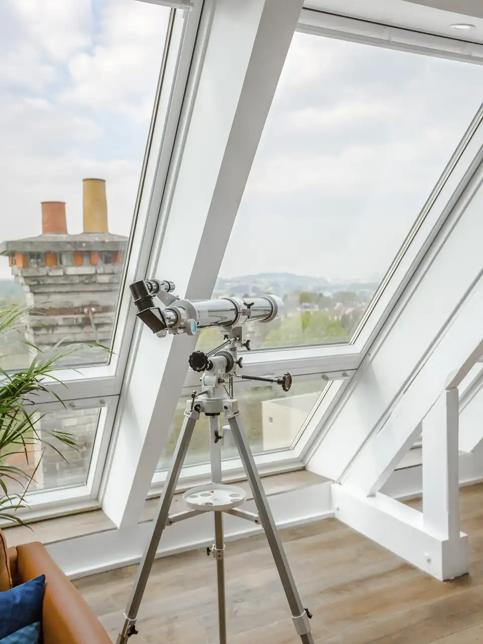 Habitación con telescopio y ventanas de tejado