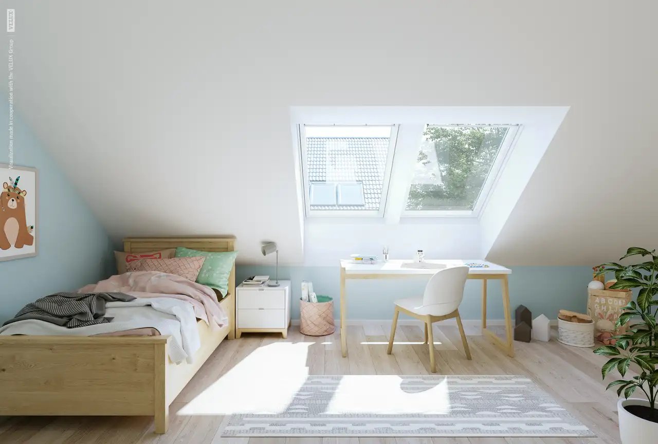 Chambre sous combles avec bureau éclairé par une fenêtre de toit VELUX